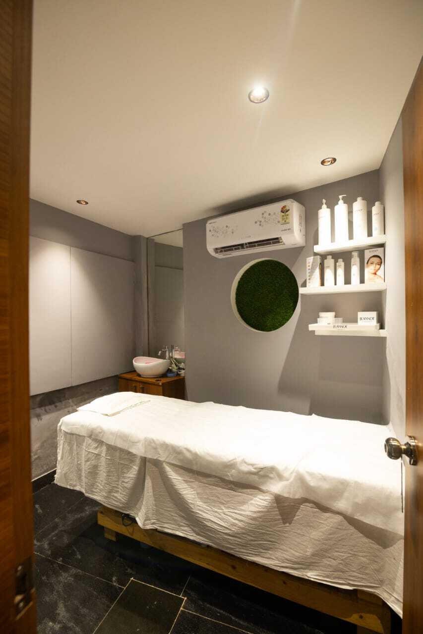 Salon Interior 6